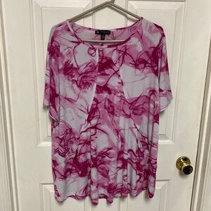 3/$20 Bundle and save
 pink Swirl Short Sleeve Top